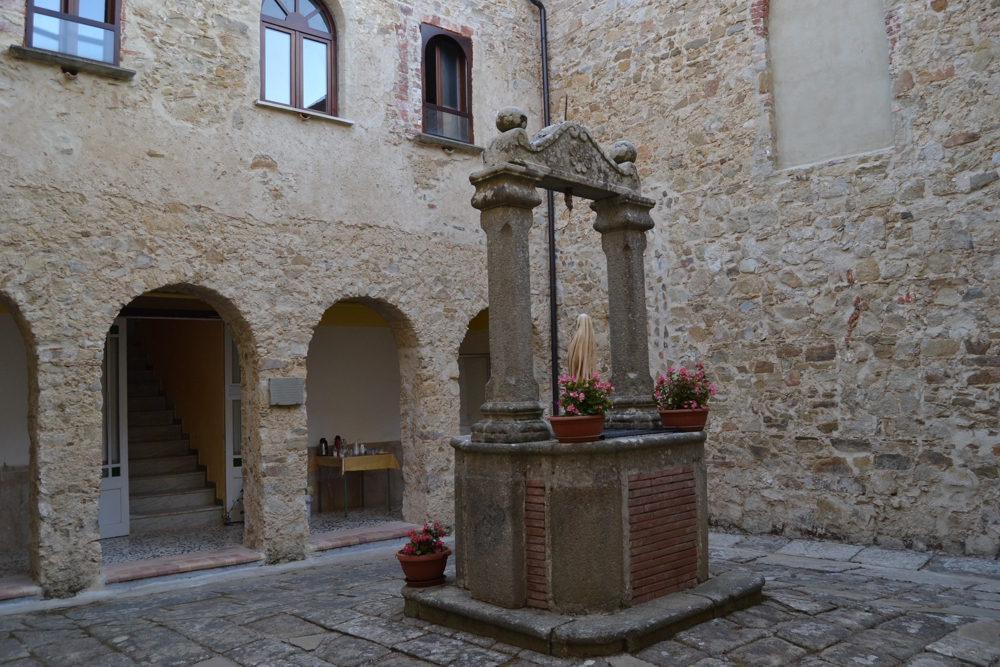 Chiosto con antico pozzo in arenaria (2)