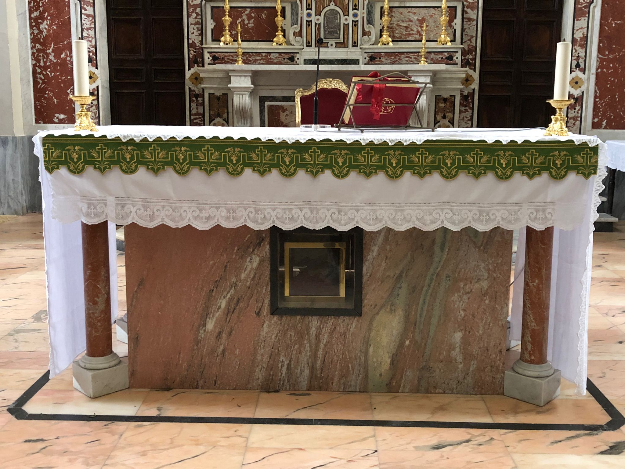 Altare maggiore con cimelio osseo di San Sisto Papa