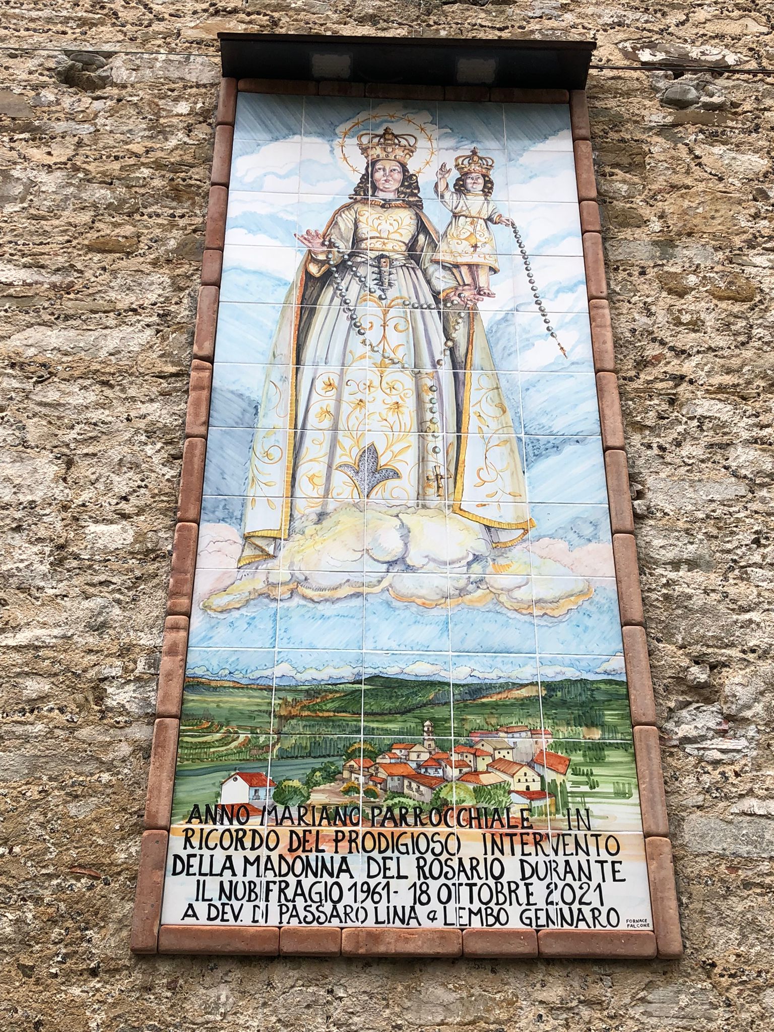 Omaggio alla Madonna del Rosario, pittura su ceramica, alla base del campanile